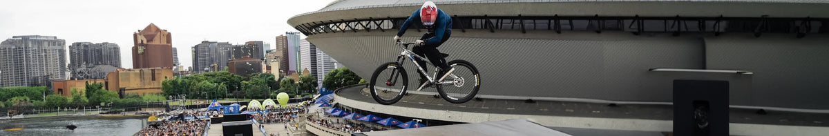 Vététiste avec son vélo