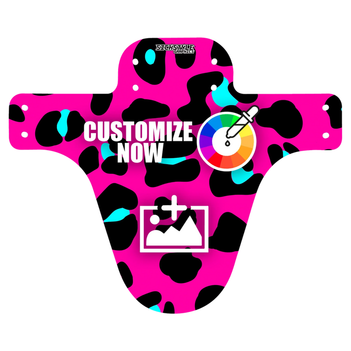 Lyserødt mudguard med sort og turkis animal-print, “CUSTOMIZE NOW” tekst og tilpasningsikoner.