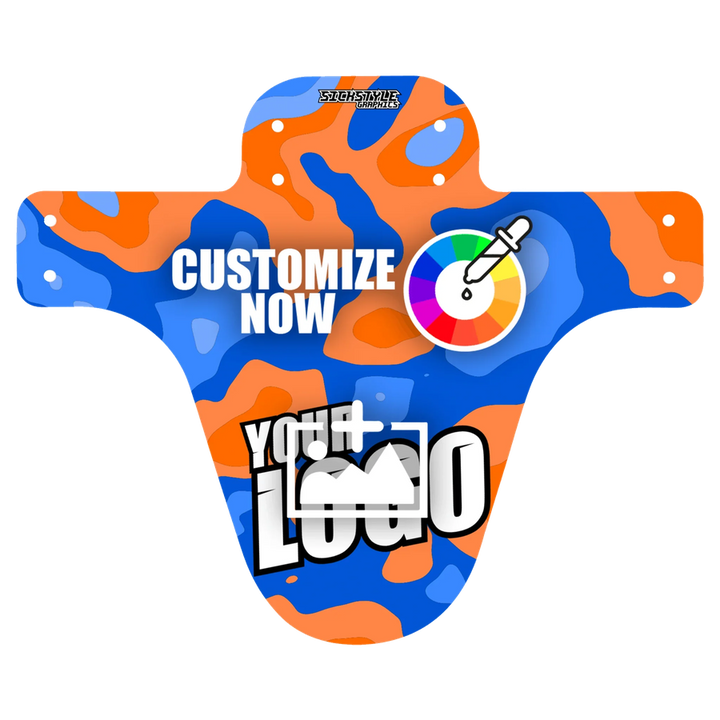 Tilpasseligt mudguard med orange-blåt camo-mønster, “Customize Now” og “Your Logo” pladsholdere.