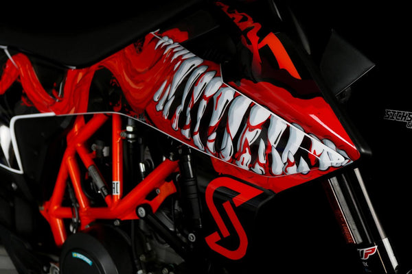 Custom Bike Dekor Entwurf: Schwarzes Motorrad mit aggressivem, rot-weißem Zahn-Design.