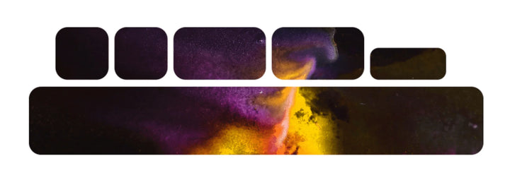 Schwingen Sticker mit gelb-violettem Galaxie-Muster auf schwarzem Hintergrund.