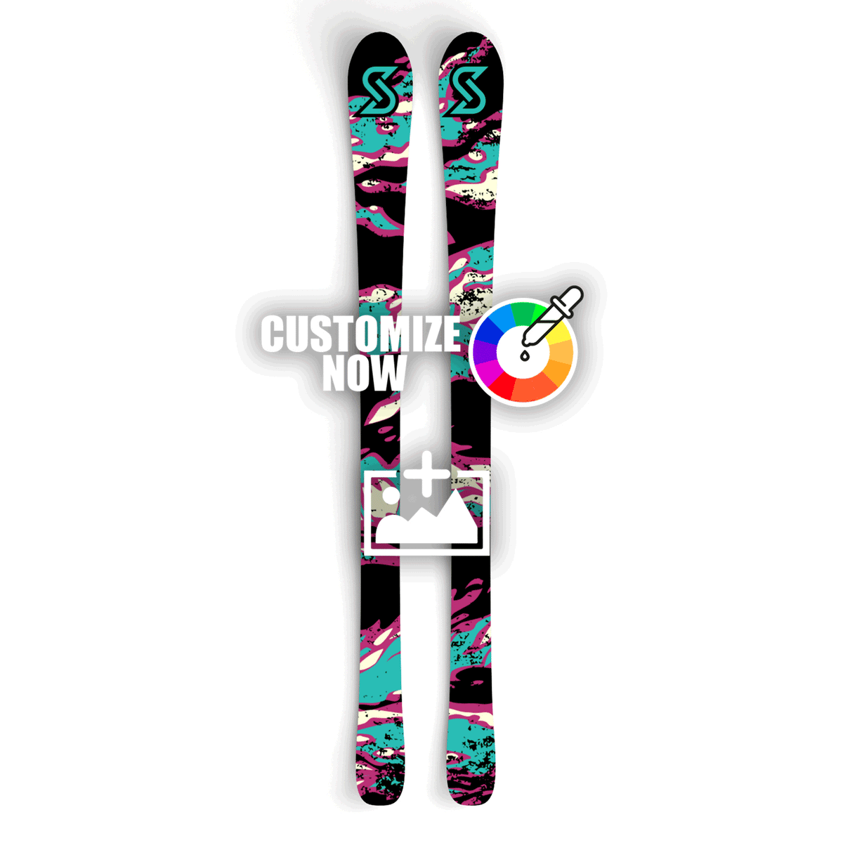 Zwei Skier mit individuellem Tiger-Camo-Design in Schwarz, Türkis und Rosa, bereit zur Anpassung.