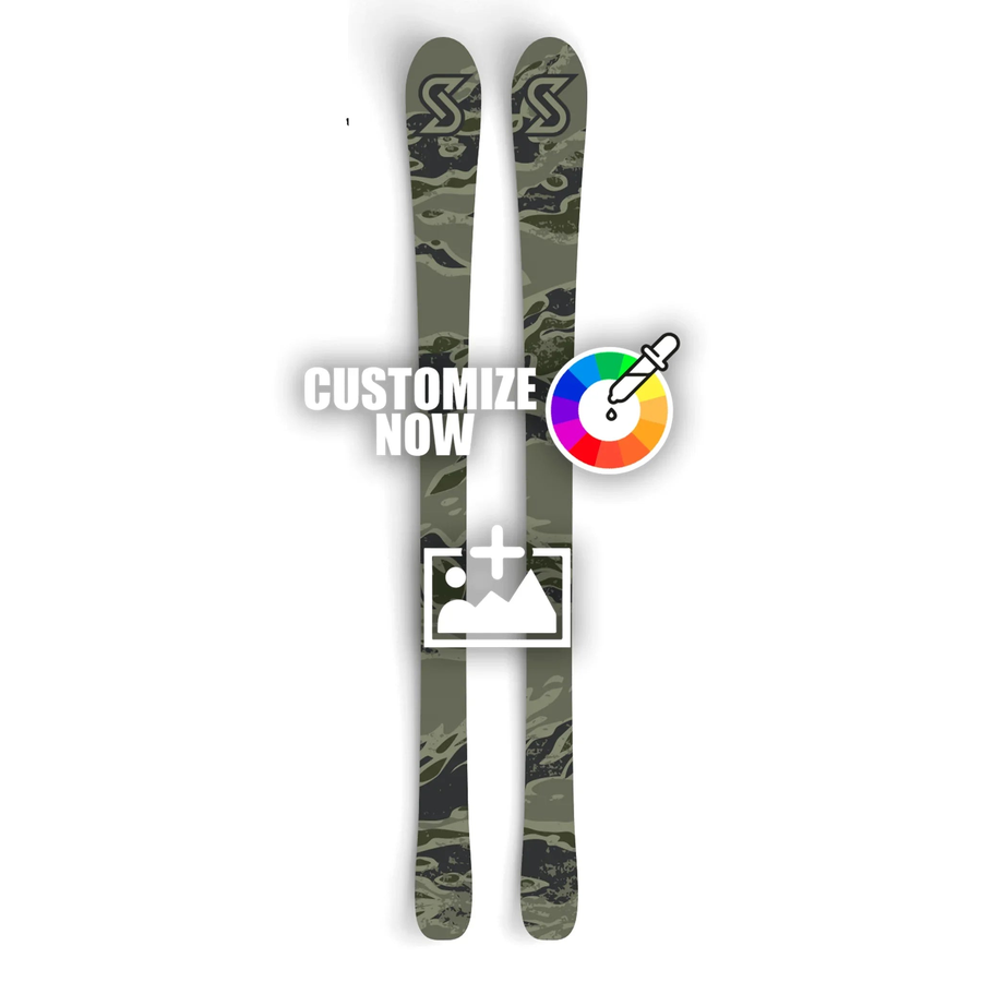 Zwei Ski mit Tiger-Camo-Muster in Grüntönen, Logos und Anpassungsoptionen.