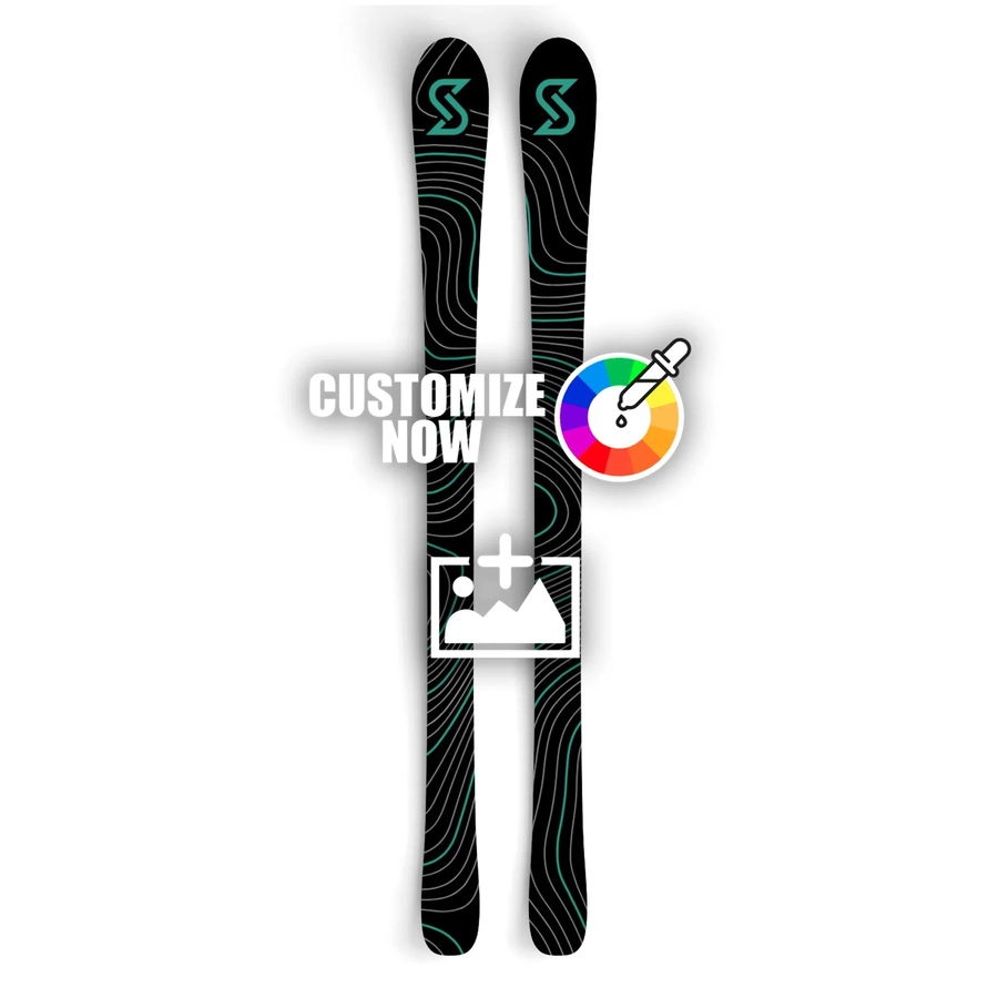 Schwarze Ski mit grünem Topo-Map-Design und S-Logo, daneben "CUSTOMIZE NOW" und Farbwahl-Icons.