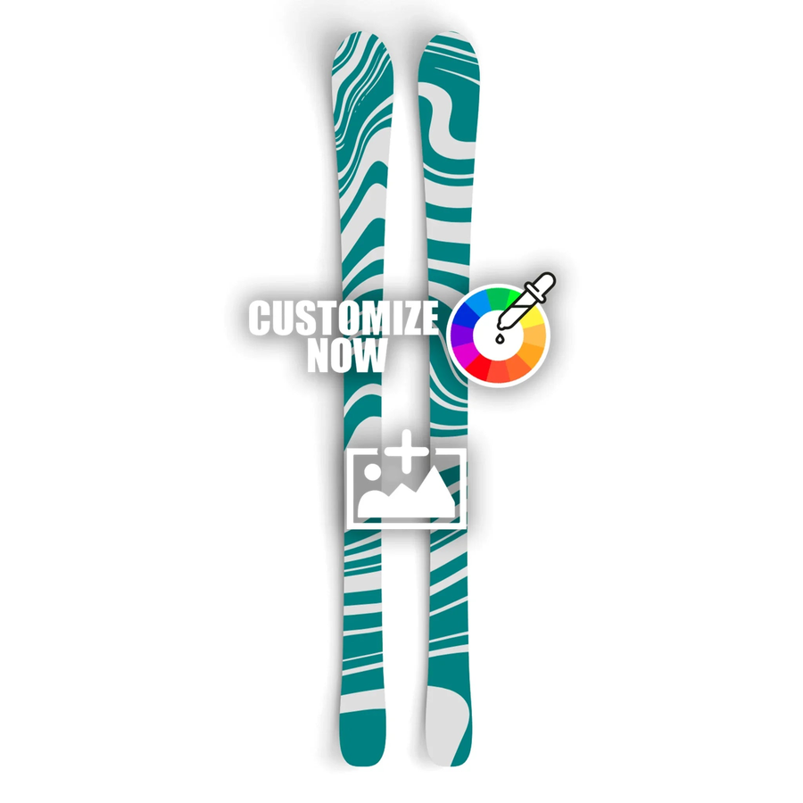 Zwei Skier mit weiß-türkisem Trippie-Muster, Anpassungsoptionen für Farben und Logos.