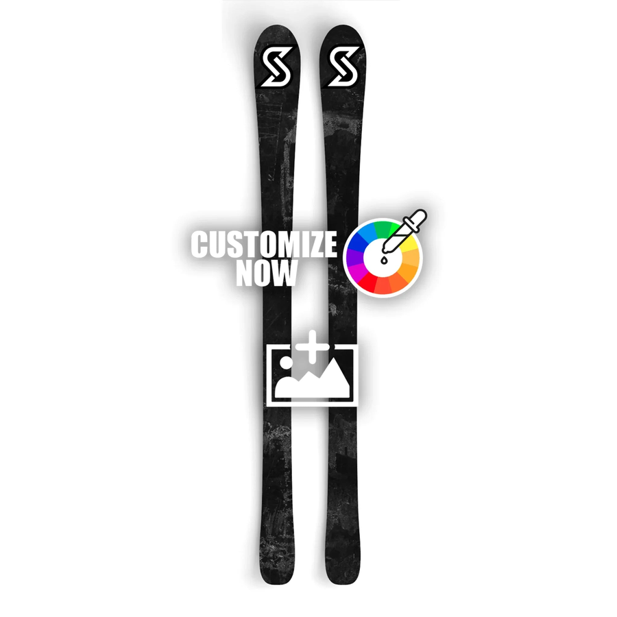 Zwei schwarze Ski mit Charcoal-Muster und weißem Logo, daneben Anpassungsoptionen.