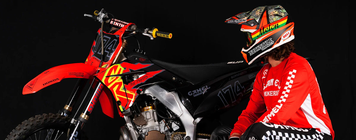 Moto de motocross et casque de pilote avec des décos Sickstyle