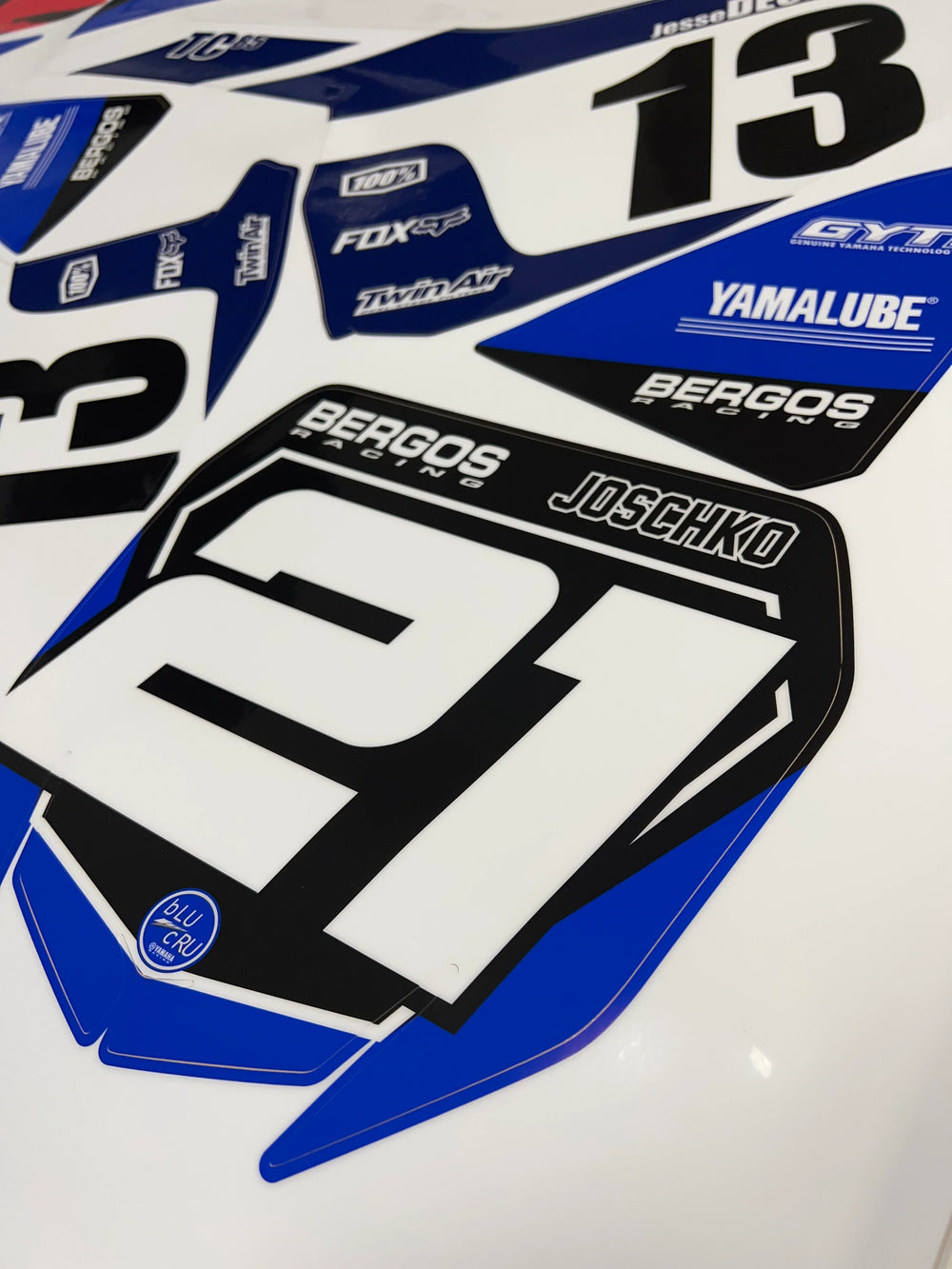 Detailaufnahme eines gedruckten Dekors mit Fahrername, Startnummer und Logos