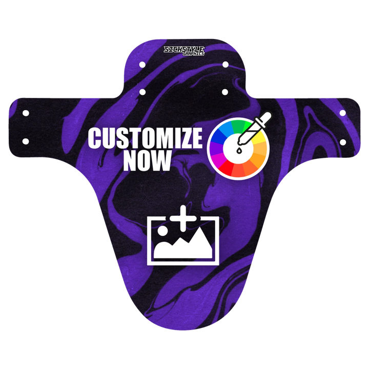 Tilpasseligt mudguard i lilla-sort marmor-design med “CUSTOMIZE NOW” skrift og ikoner.