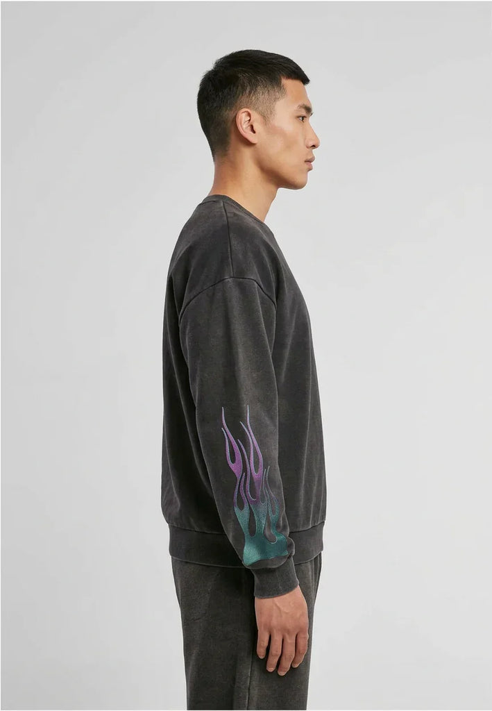 Herren Vintage Pullover in Anthrazit mit lila-türkisen Flammen-Print am Ärmel.