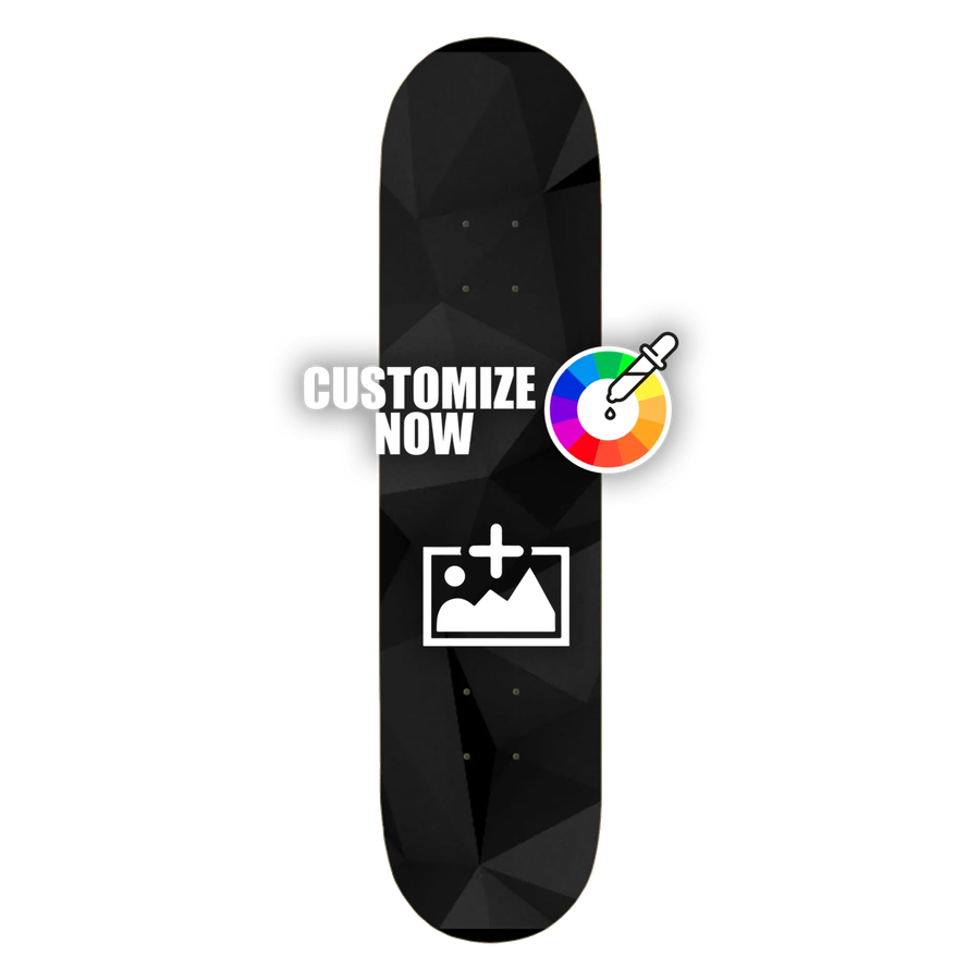 Schwarzes Skateboard-Deck mit Polygon-Camo-Muster, "CUSTOMIZE NOW" Text und Anpassungssymbolen.