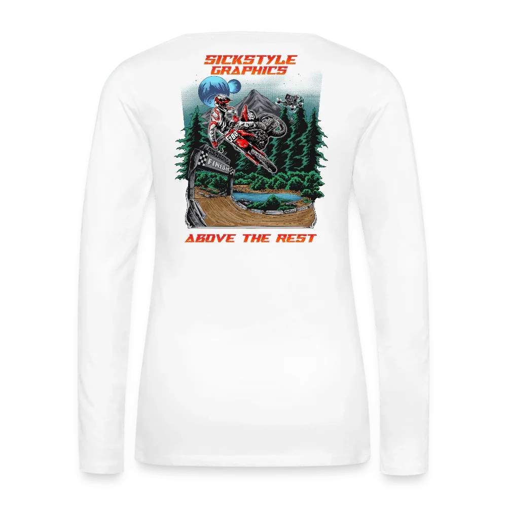 Maglietta a maniche lunghe da donna bianca con grafica motocross, bosco, montagne e scritta “Above the Rest”.