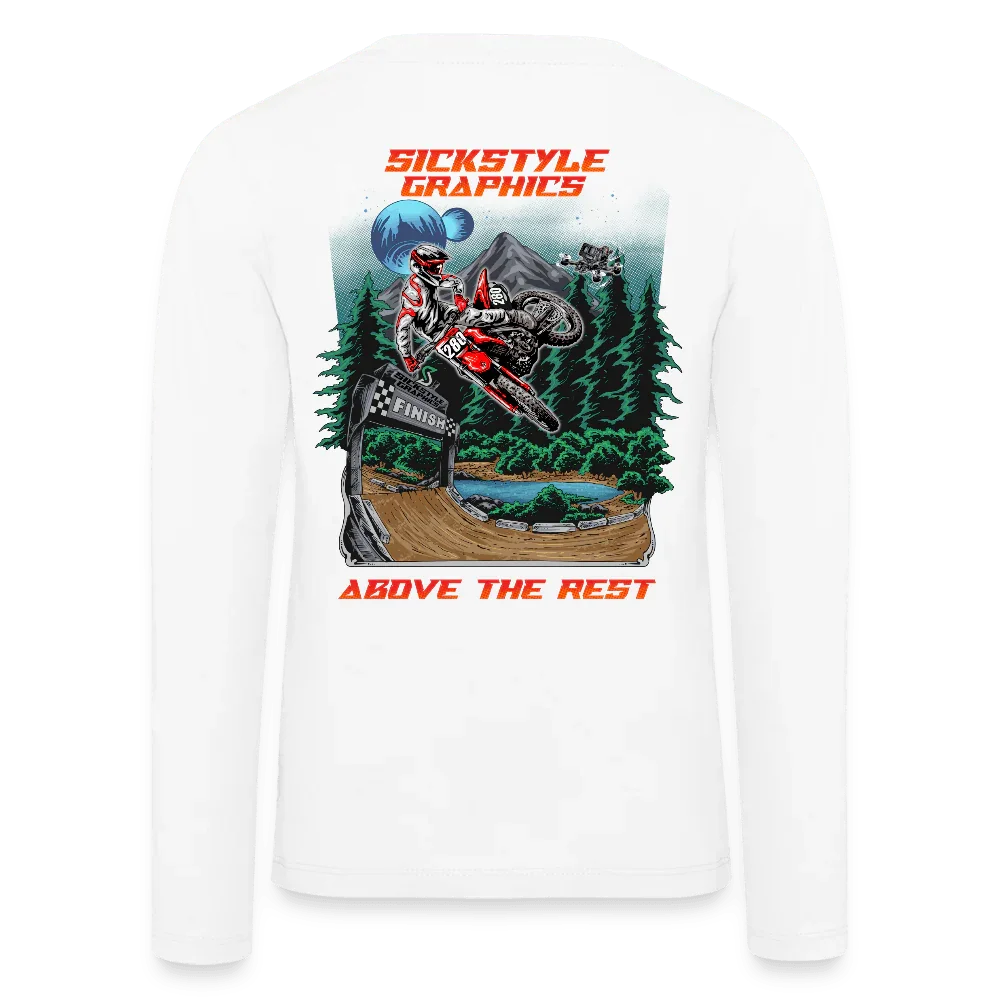 Camiseta blanca de manga larga para niños con motociclista de motocross, bosque, lago y gráfico “Above the Rest”.