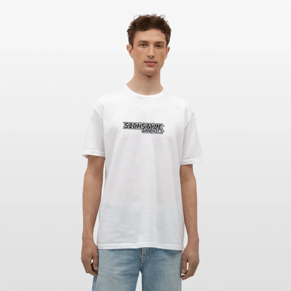 Man draagt wit basic heren T-shirt van katoen met “SUCHSTYLE decor” print en rechte snit.