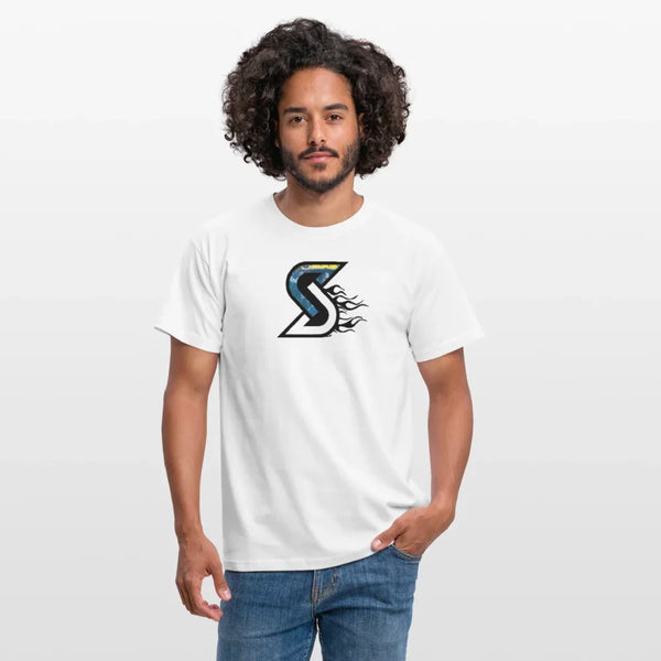 Homme portant un t-shirt en coton blanc avec logo “Blue Flame” et design de flammes.