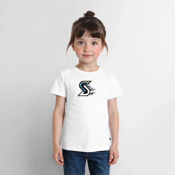 Kind trägt weißes Baumwoll-T-Shirt mit „Blue Flame“ S-Logo.