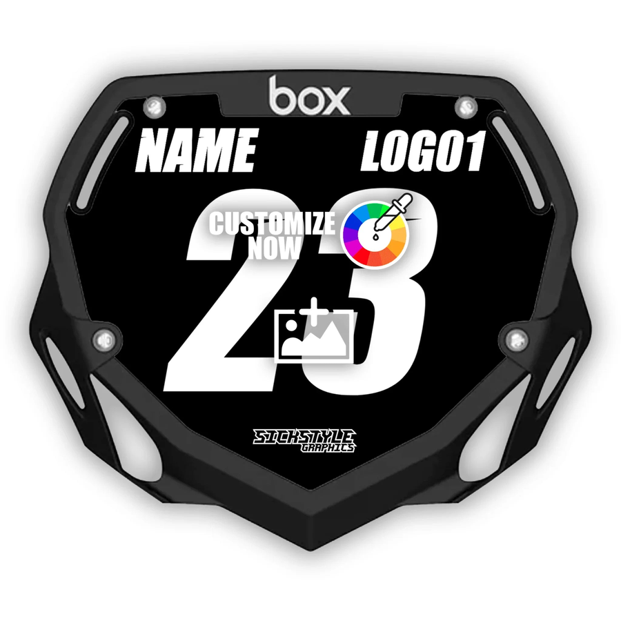 Adesivo personalizzato BOX adulto targa con “CUSTOMIZE NOW” testo, tavolozza dei colori e icona di upload.