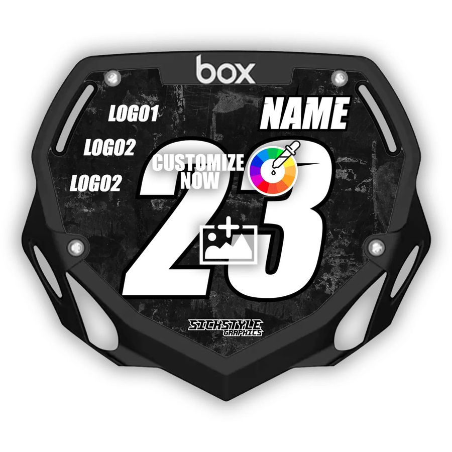 Dostosowywalna naklejka BOX Adult Numberplate w kolorze Grey Ash z “23”, logami i napisem “Customize Now”.