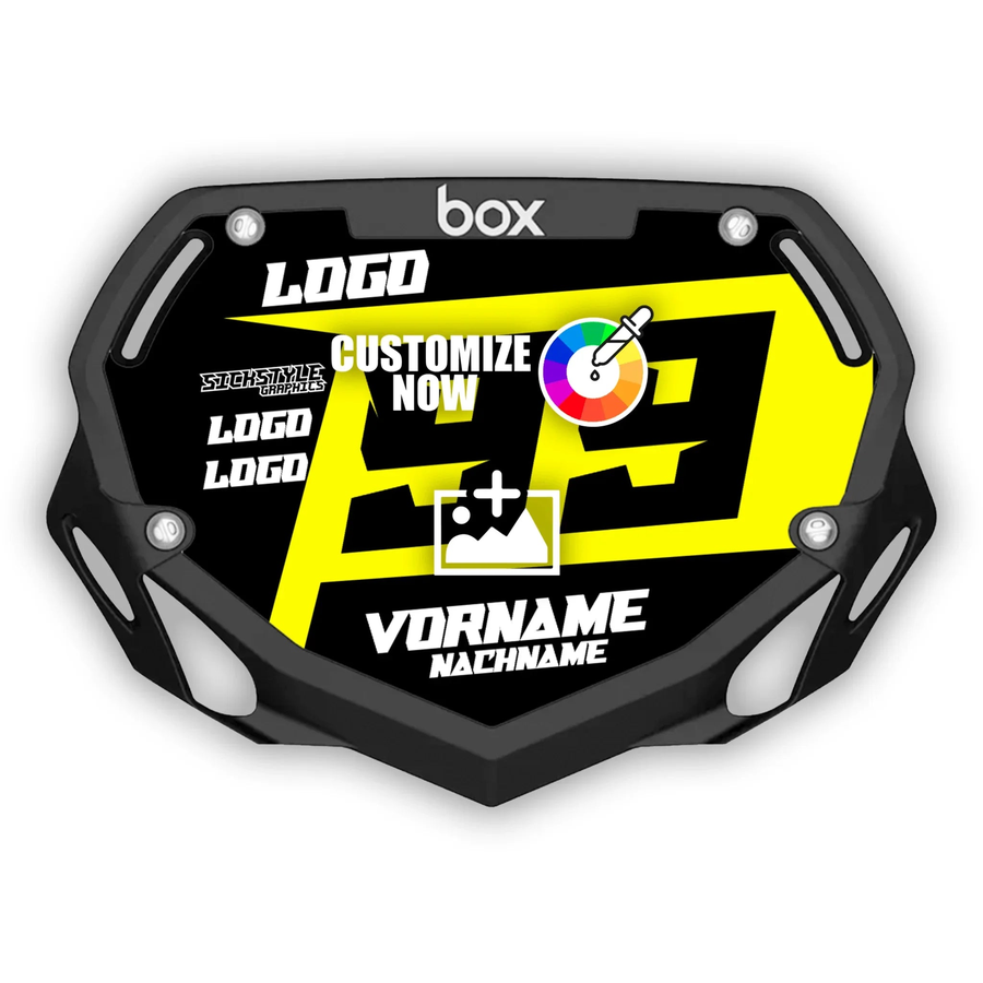 Svart anpassningsbar BOX Mini Kids nummerplatta klistermärke med gult “99”, logotyper och textfält.