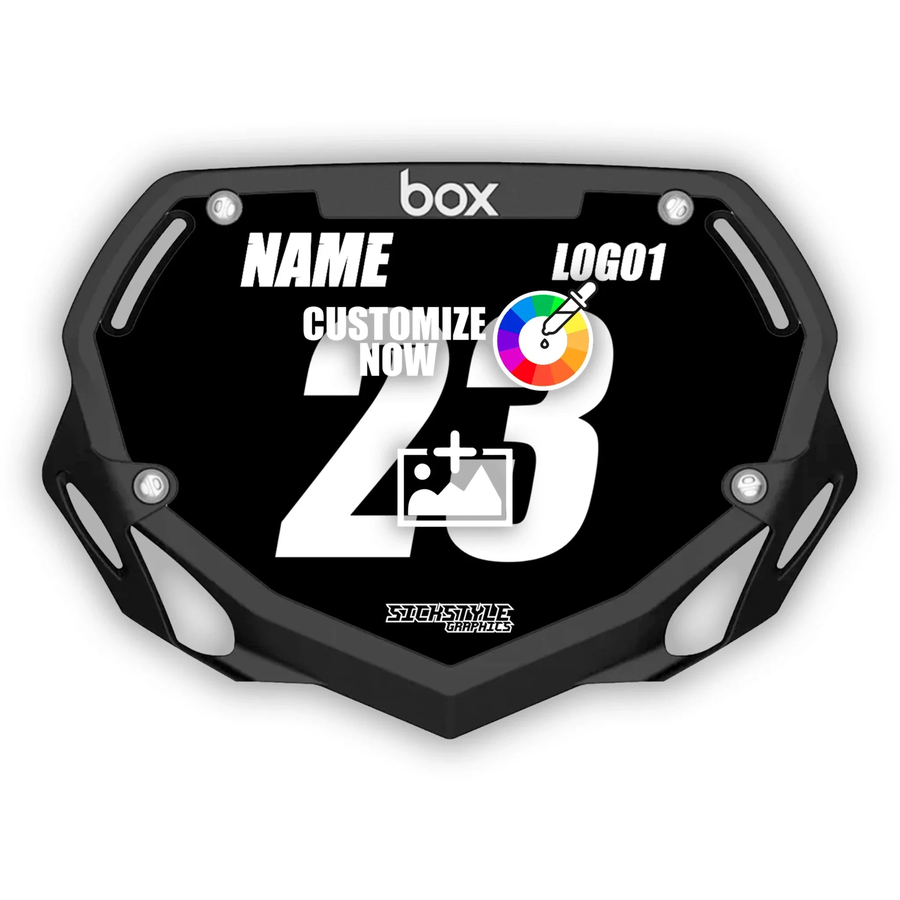 Schwarzer BOX Mini Kids Nummernschild-Sticker mit anpassbarem Namen, Logo und Nummer, umgeben von einem schwarzen Rahmen.