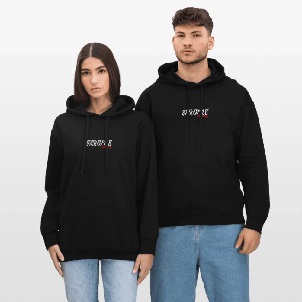 Sudadera con capucha unisex “Checkerboard CR” en negro con estampado blanco y rojo, capucha y bolsillo canguro.