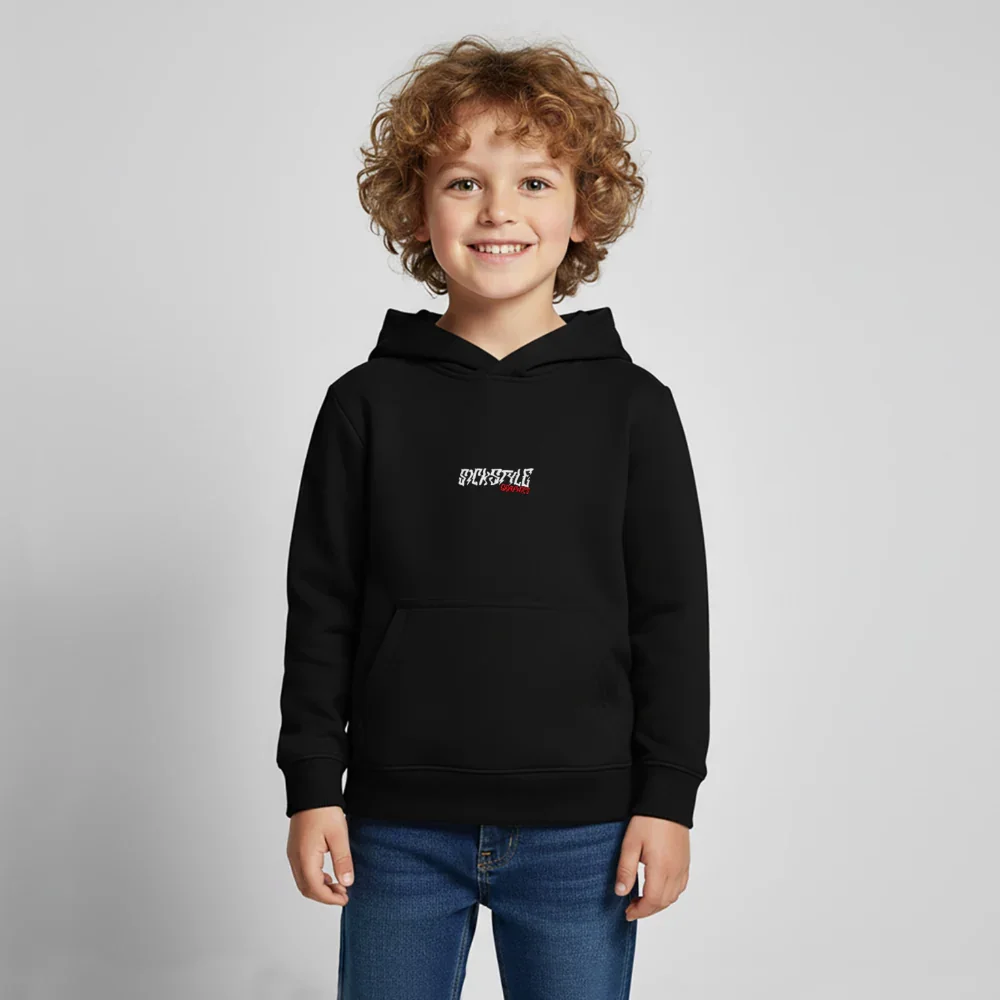 Skrattande pojke i svart “Checkerboard CR” barnhoody med kängurupåse och vit-rött logotyp.