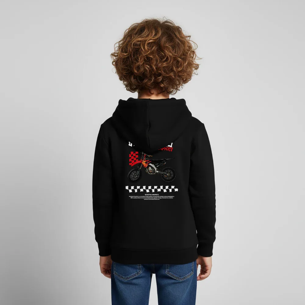 Bakvy av ett barn i en svart hoodie med motocross-grafik, målflaggsmönster och text.