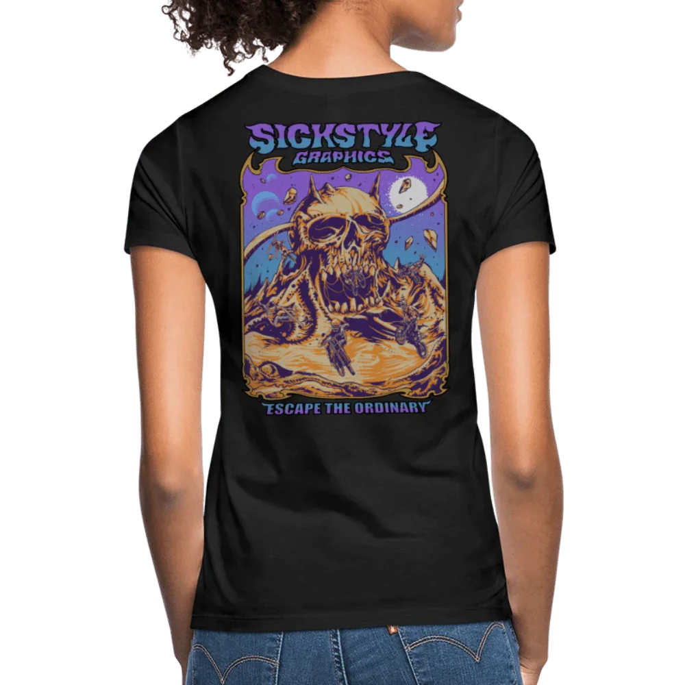 Sort dametshirt i 100% bomuld med “Sickstyle Graphics” og “ESCAPE THE ORDINARY” dødningehoved-print på ryggen.