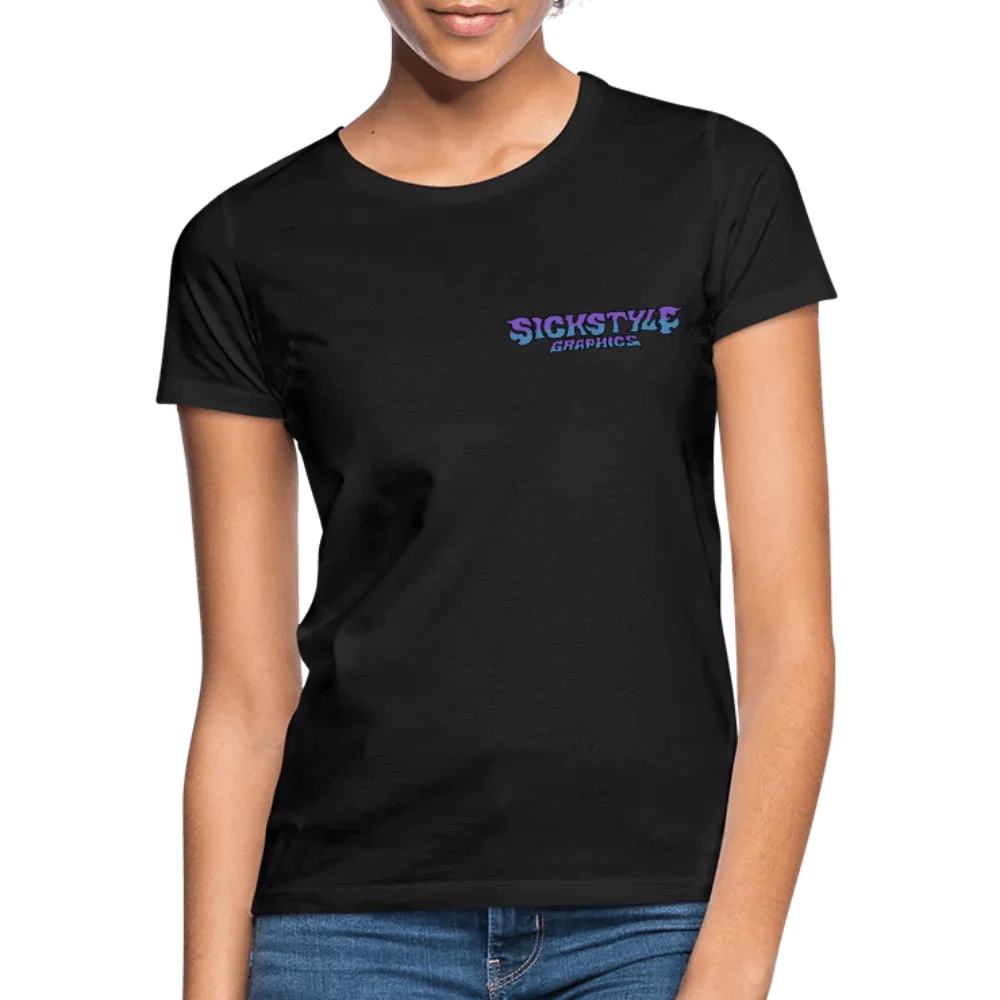 Sort dametshirt i bomuld med lilla “Sickstyle Graphics” logo på brystet.
