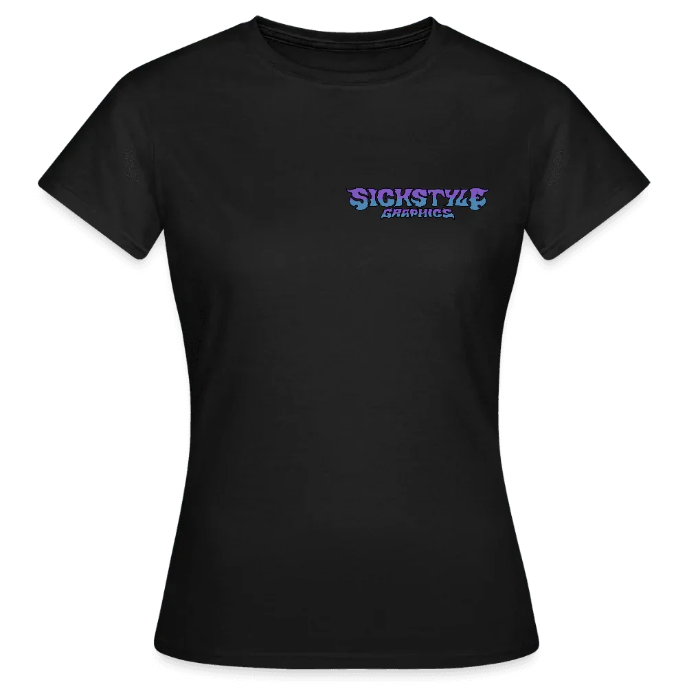 Sort dametshirt med lilla-blåt “Sickstyle Graphics” logo på brystet.