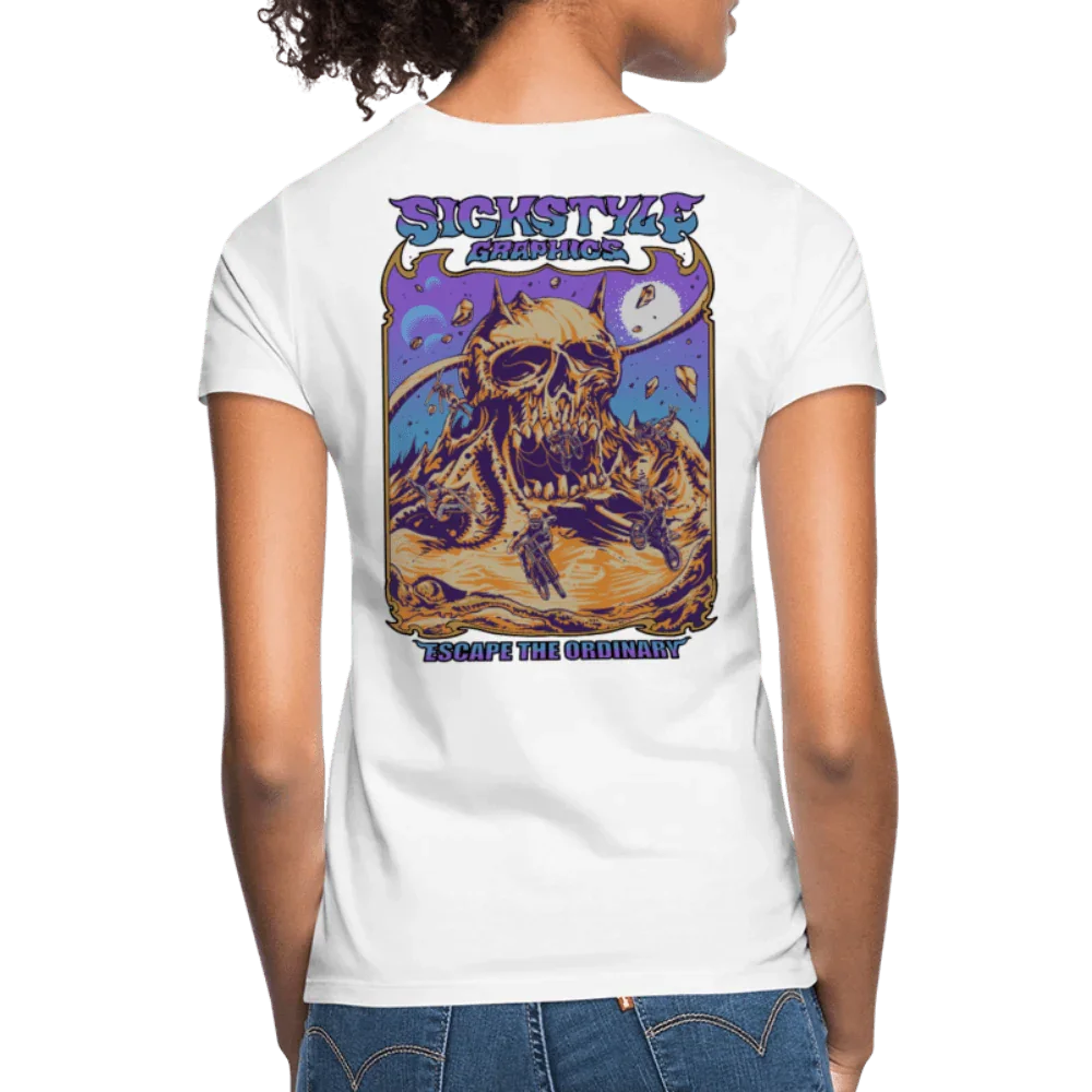 Hvidt dametshirt i 100% bomuld med “Escape the Ordinary” dødningehoved-grafik på ryggen.