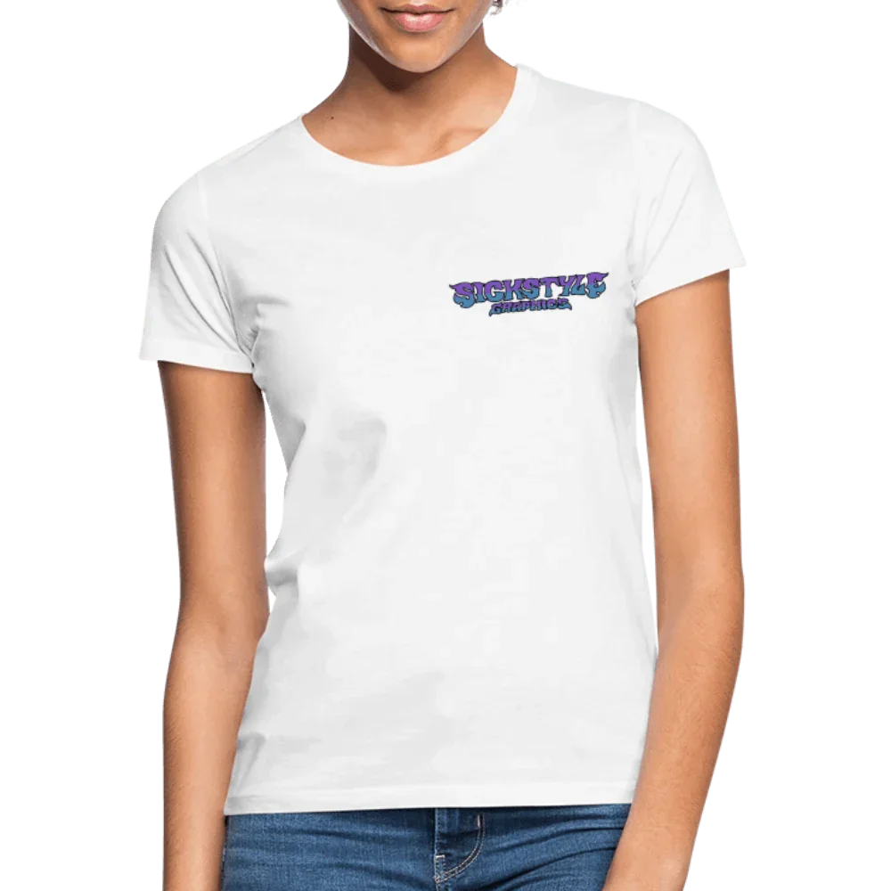 Hvidt dametshirt i bomuld med rundhals og lilla “SICKSTYLZ” logo på brystet.