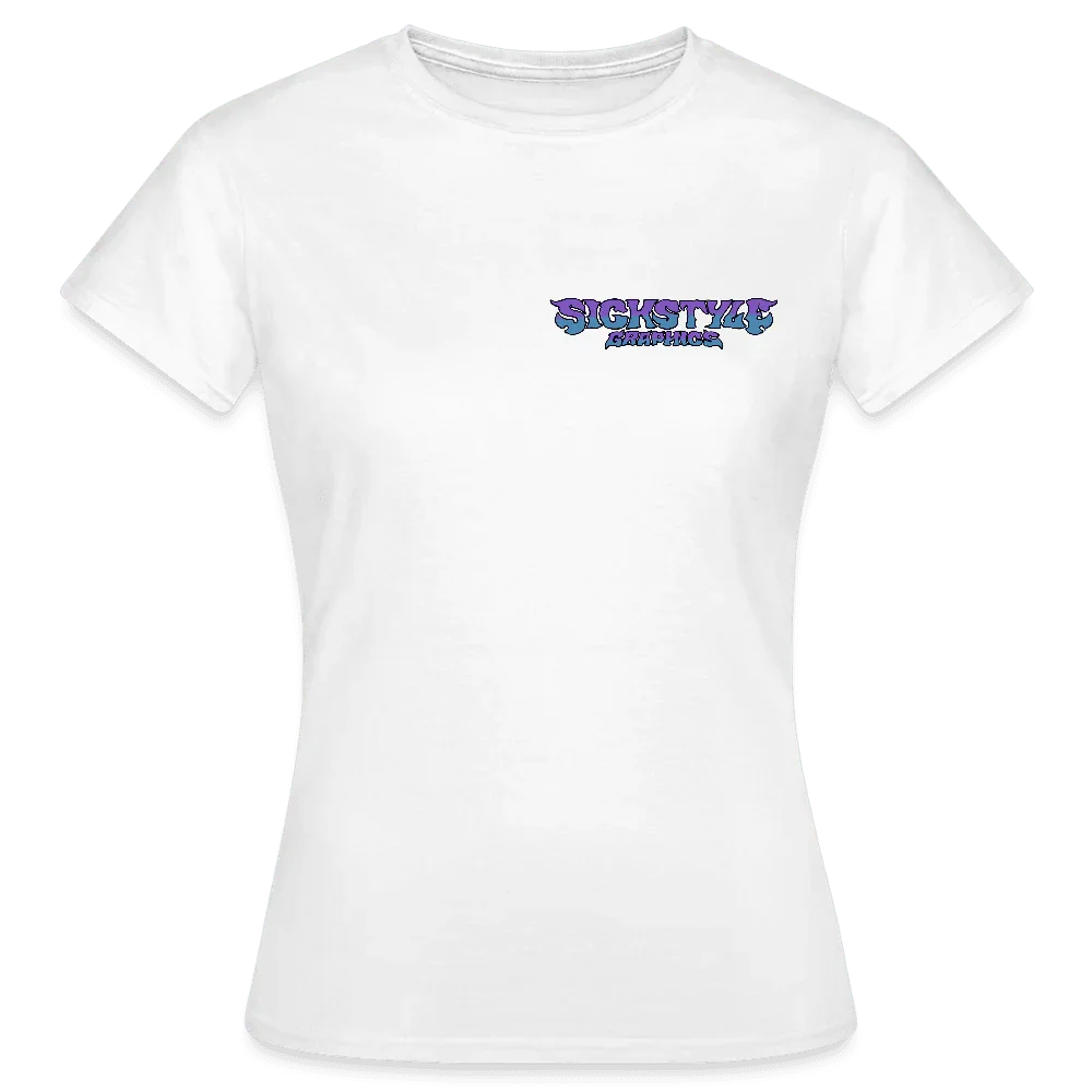 Hvidt dametshirt i 100% bomuld med lilla-blåt “SICKSTYLE” logo på brystet.