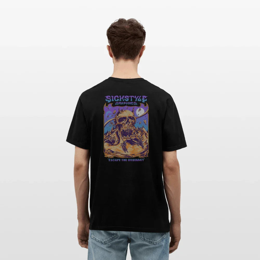 Camiseta negra para hombre con gran estampado de calavera colorida “Escape the Ordinary” en la espalda.