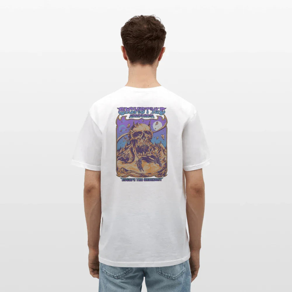 Vista trasera de una camiseta blanca para hombre con estampado grande y colorido de calavera “Escape the Ordinary”.