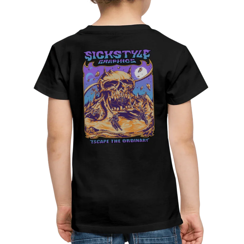 Schwarzes Kinder T-Shirt mit farbigem “Sickstyle Graphics” Totenkopf-Design und “Escape the Ordinary” Schriftzug.