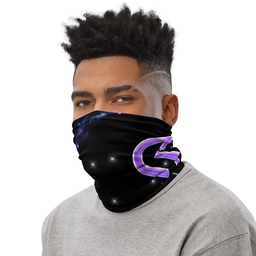 Mann trägt schwarzes Multifunktionstuch mit lila “G”-Logo und Galaxie-Design.