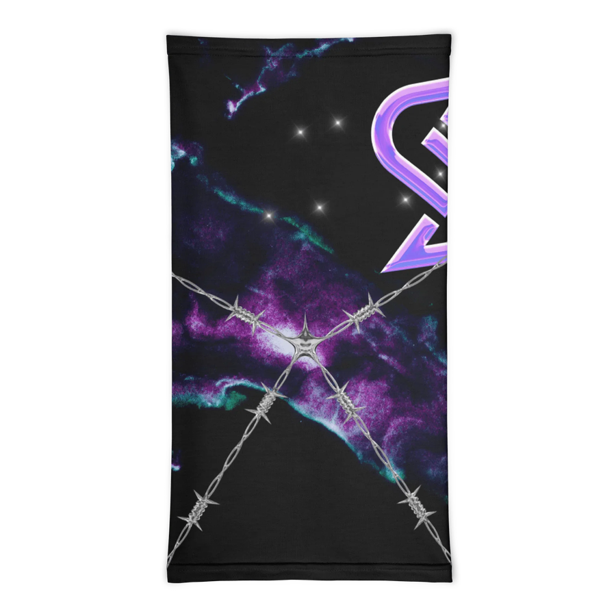 Schwarzes Multifunktionstuch mit lila-türkisem Galaxiemuster, Stacheldraht und leuchtendem Pfeil-Logo.