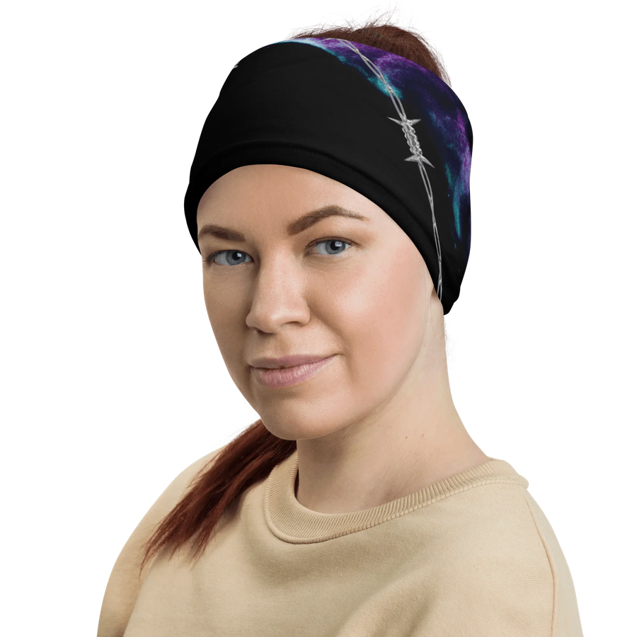 Frau trägt schwarzes Multifunktionstuch mit lila-blauem Galaxie-Muster und Stacheldraht-Design.