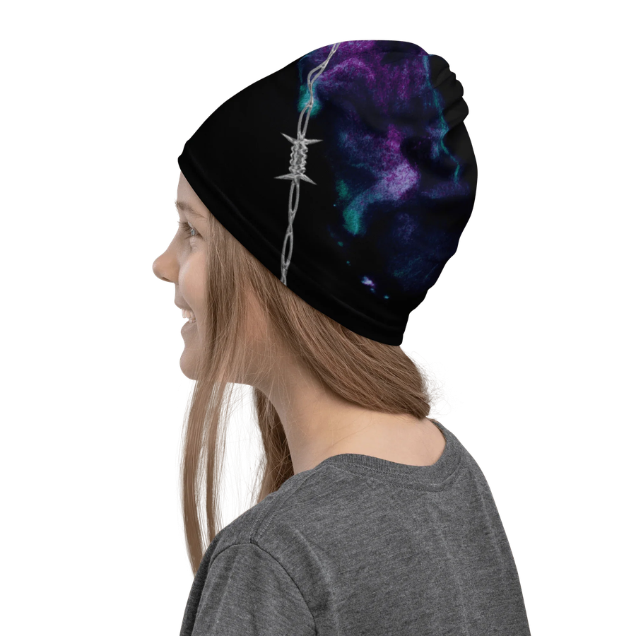 Miley Multifunktionstuch: schwarzes Beanie mit lila-blauem Galaxie-Muster und Stacheldraht-Design.