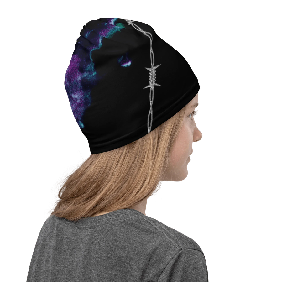 Miley Multifunktionstuch: schwarzes Beanie mit lila-türkisem Muster und Stacheldraht-Design.