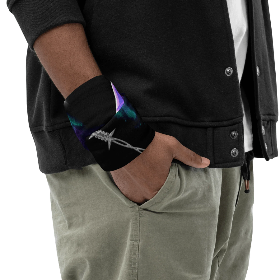 Miley Multifunktionstuch in Schwarz mit lila und türkisen Akzenten, getragen als Armband.