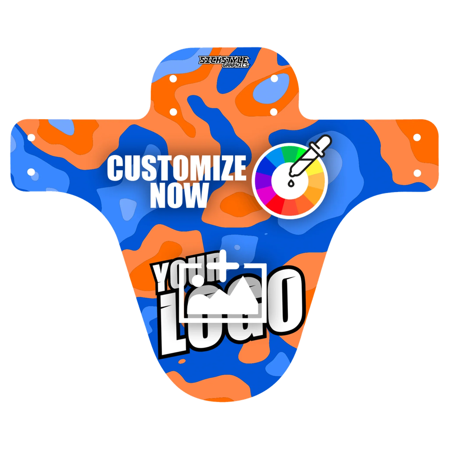 Guardabarros para MTB personalizable con patrón camuflaje naranja-azul, marcadores de posición “Personalizar ahora” y “Tu logo”.