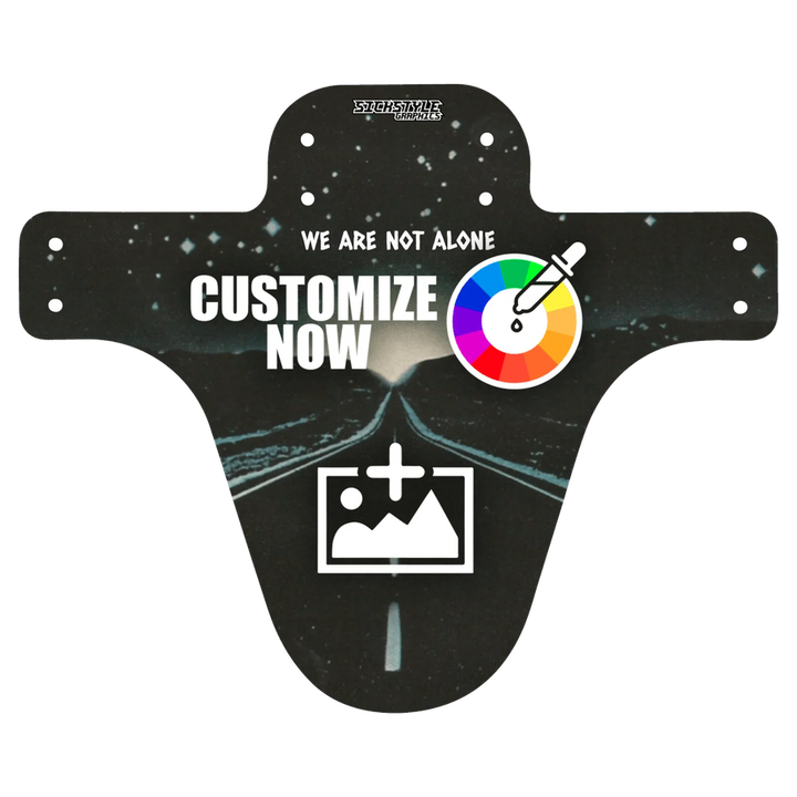 MTB-Mudguard „We are not alone“ mit schwarzem „We Are Not Alone“-Design und Personalisierungsoptionen.