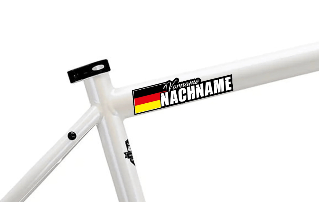 Personalizowana naklejka z niemiecką flagą na białej ramie rowerowej.