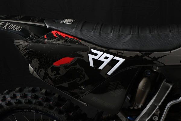 Schwarzes Custom Bike Dekor mit rotem Wolfsdesign, weißen “297” Zahlen und strukturiertem Sitz.