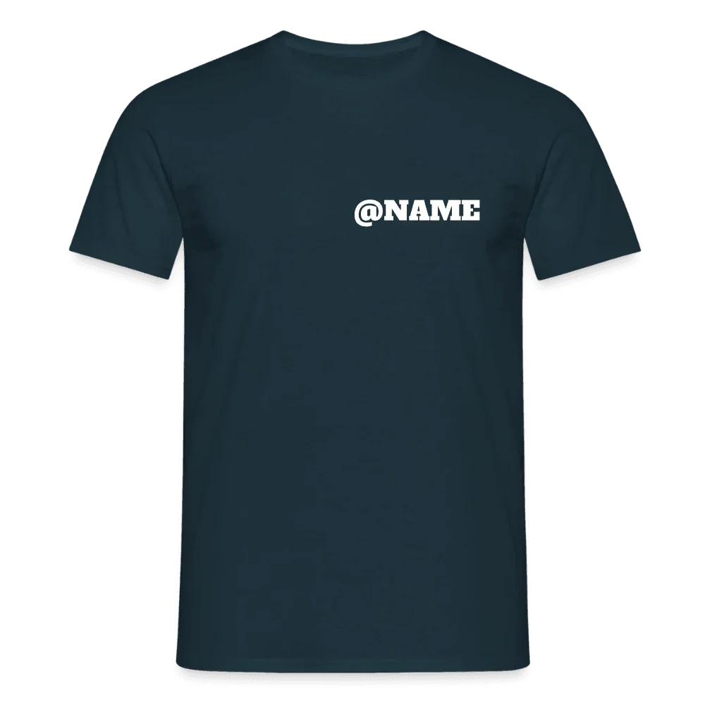 Mørkeblåt herret-shirt i bomuld med hvidt “@NAME” Instagram-design på brystet.