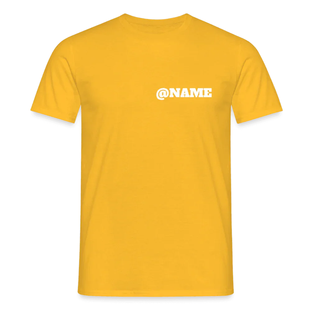 Gult herre-t-shirt i bomuld med hvidt “@NAME” Instagram-skrift på brystet.