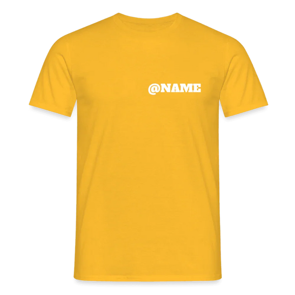 T-shirt jaune pour homme en coton avec inscription Instagram “@NAME” blanche sur la poitrine.