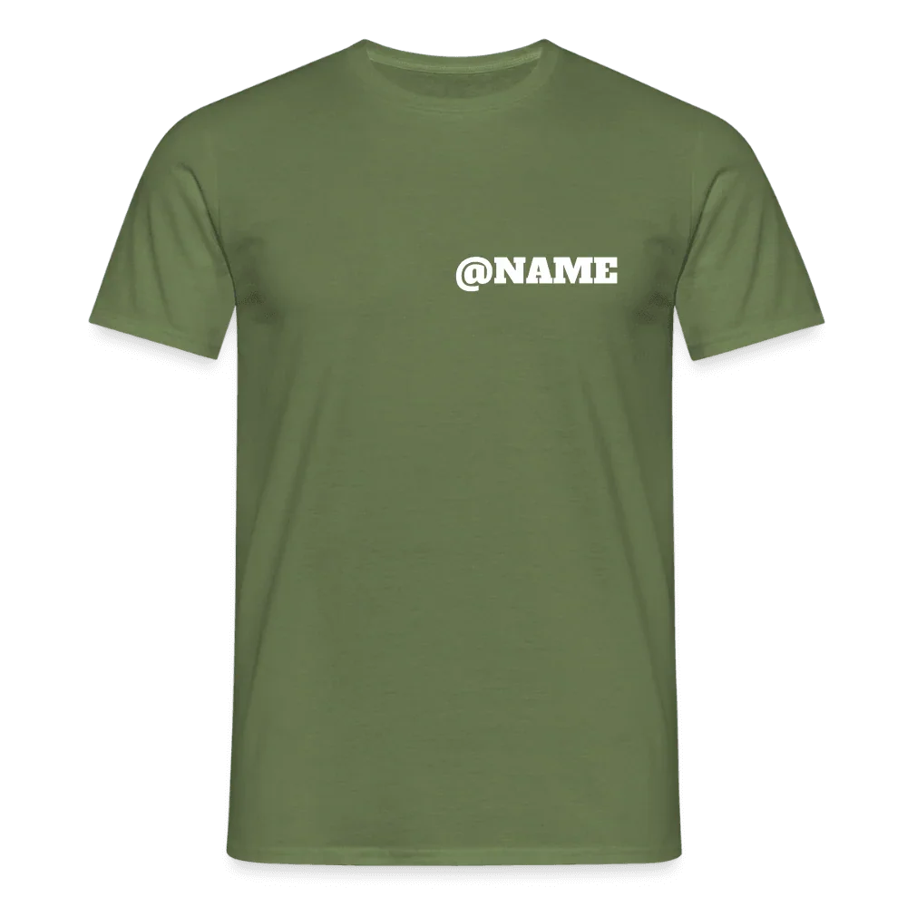 Herrebluse i militærgrønt med hvidt “@NAME” Instagram-design på brystet, 100% bomuld.